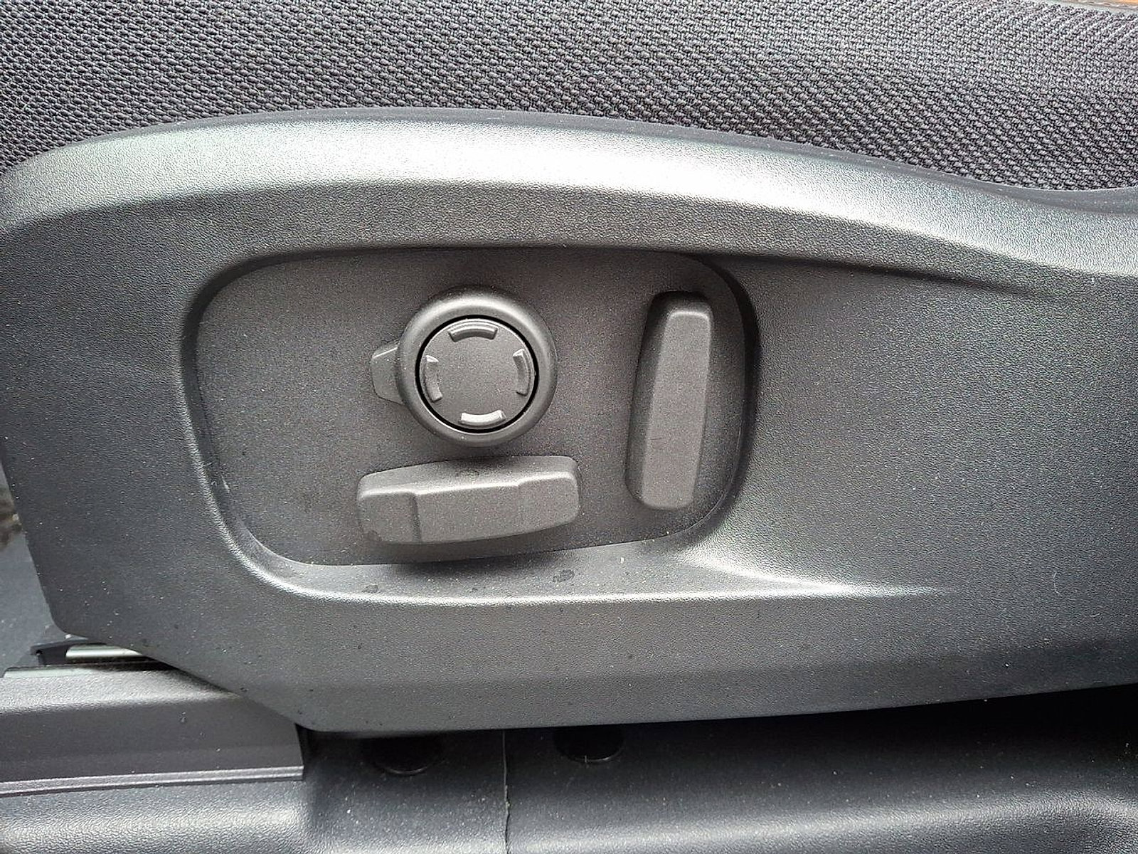 Certified 2024 Land Rover Defender 110 X image 18