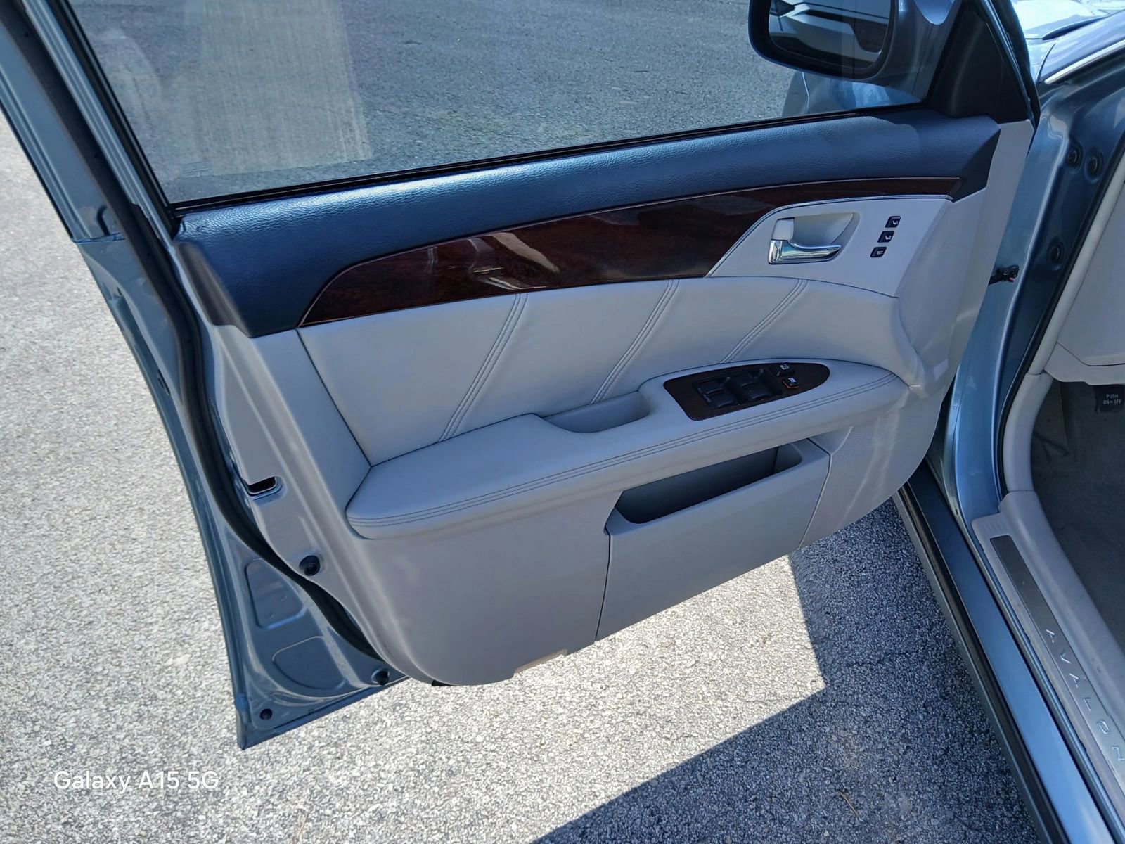 Used 2010 Toyota Avalon Limited FWD image 11