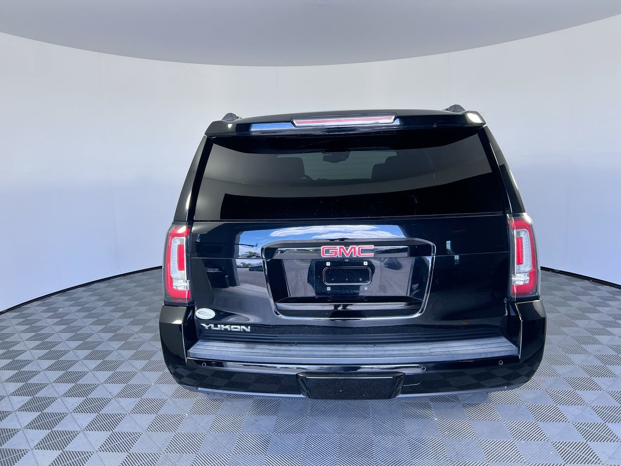 Used 2019 GMC Yukon SLT w/ Graphite Edition RWD image 4
