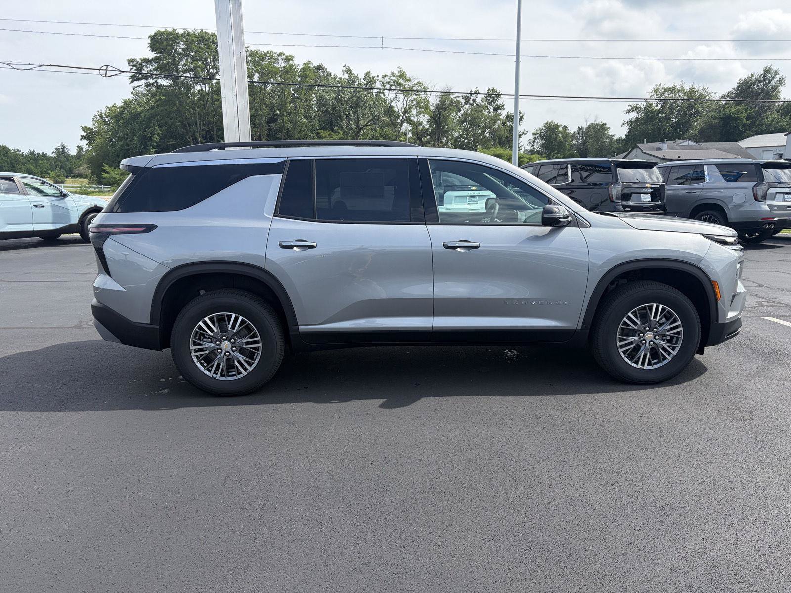 New 2026 Chevrolet Traverse LT w/ Driver Confidence Package AWD/4WD image 2