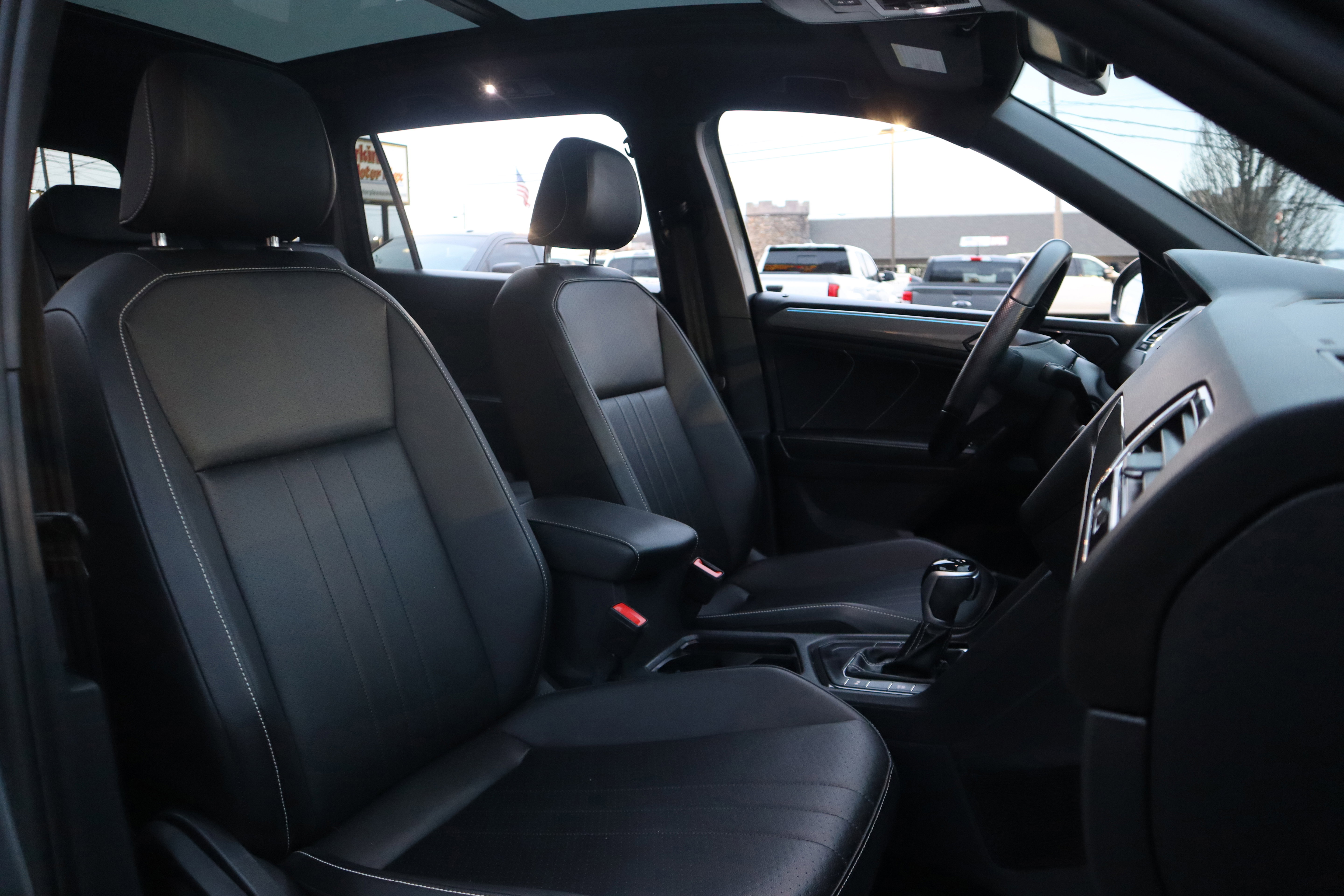 Used 2023 Volkswagen Tiguan SE R-Line image 32