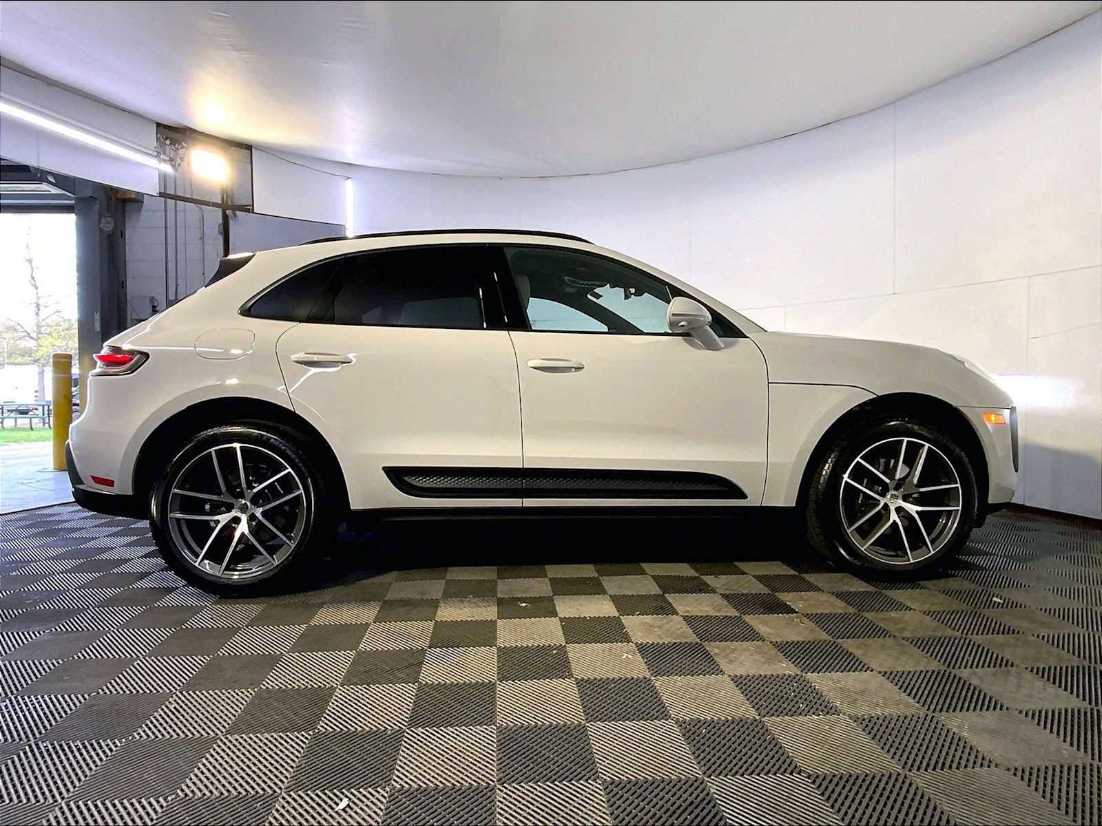 Certified 2026 Porsche Macan AWD/4WD image 8