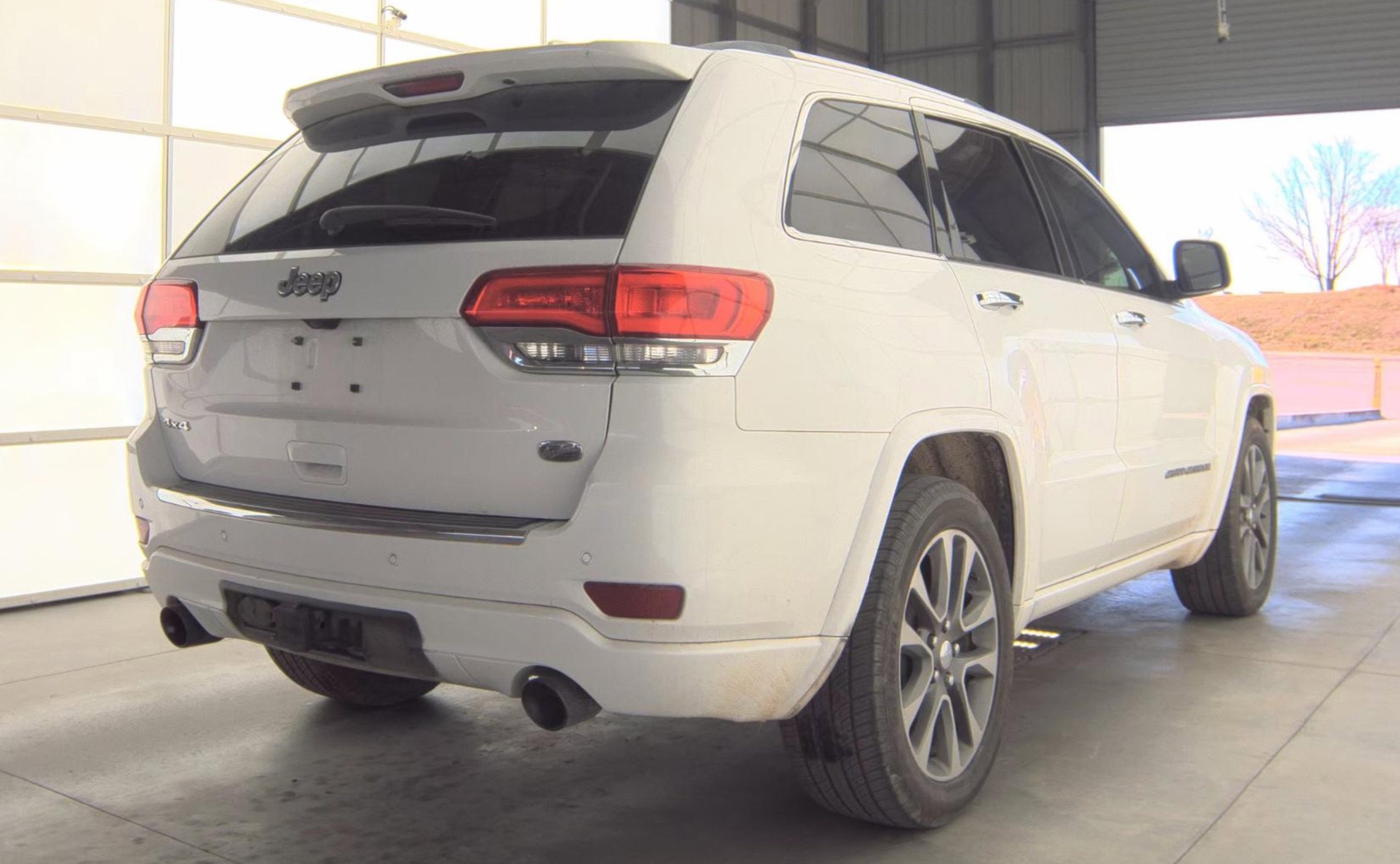 Used 2017 Jeep Grand Cherokee Overland image 4