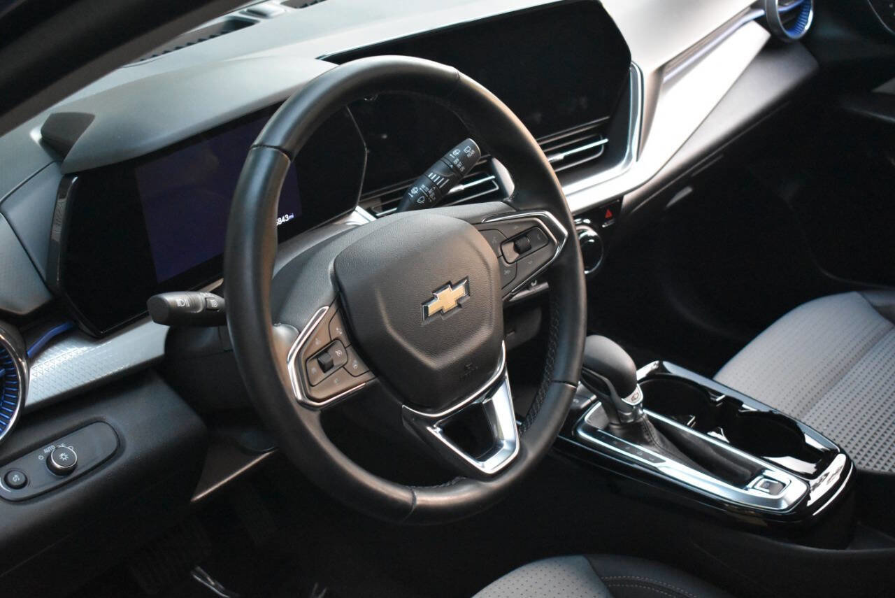 Used 2024 Chevrolet Trax LT w/ Sunroof Package FWD image 36