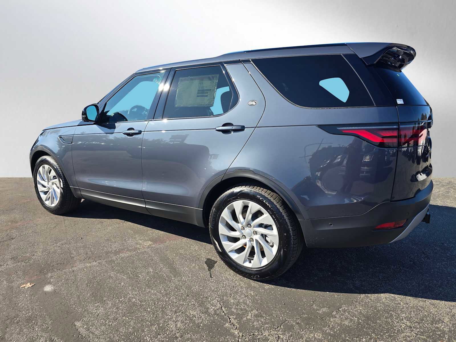 New 2025 Land Rover Discovery S image 3