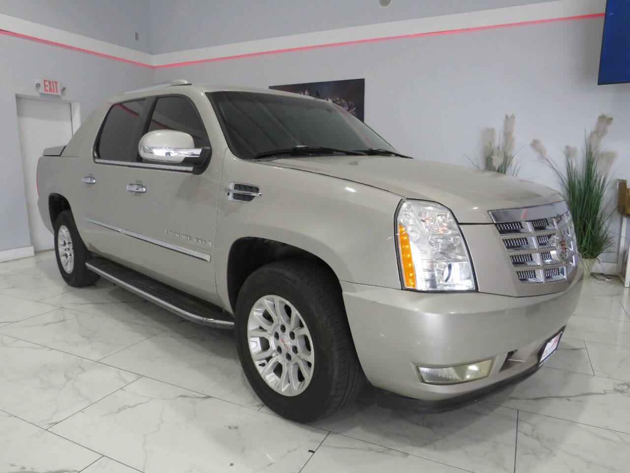 Used 2007 Cadillac Escalade EXT w/ Information Package AWD/4WD image 2