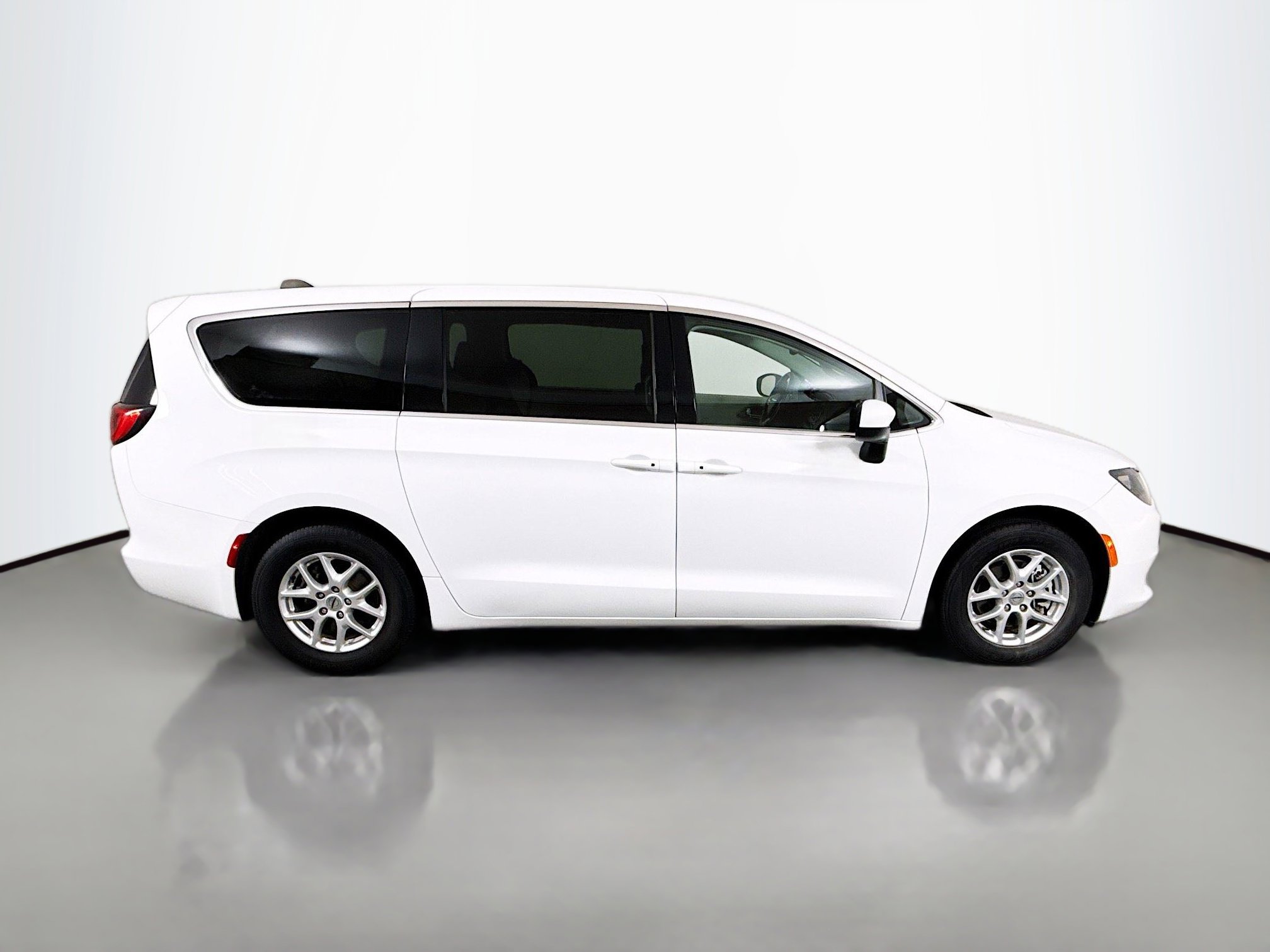 Used 2023 Chrysler Voyager LX FWD image 8