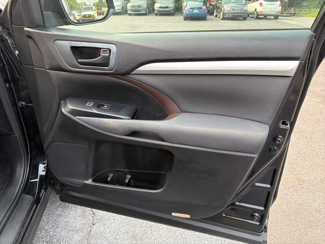 Used 2016 Toyota Highlander LE FWD image 21