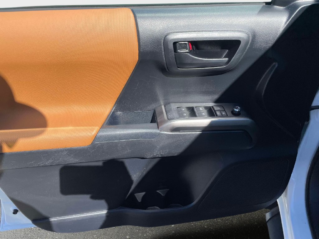 Used 2018 Toyota Tacoma SR5 RWD image 18
