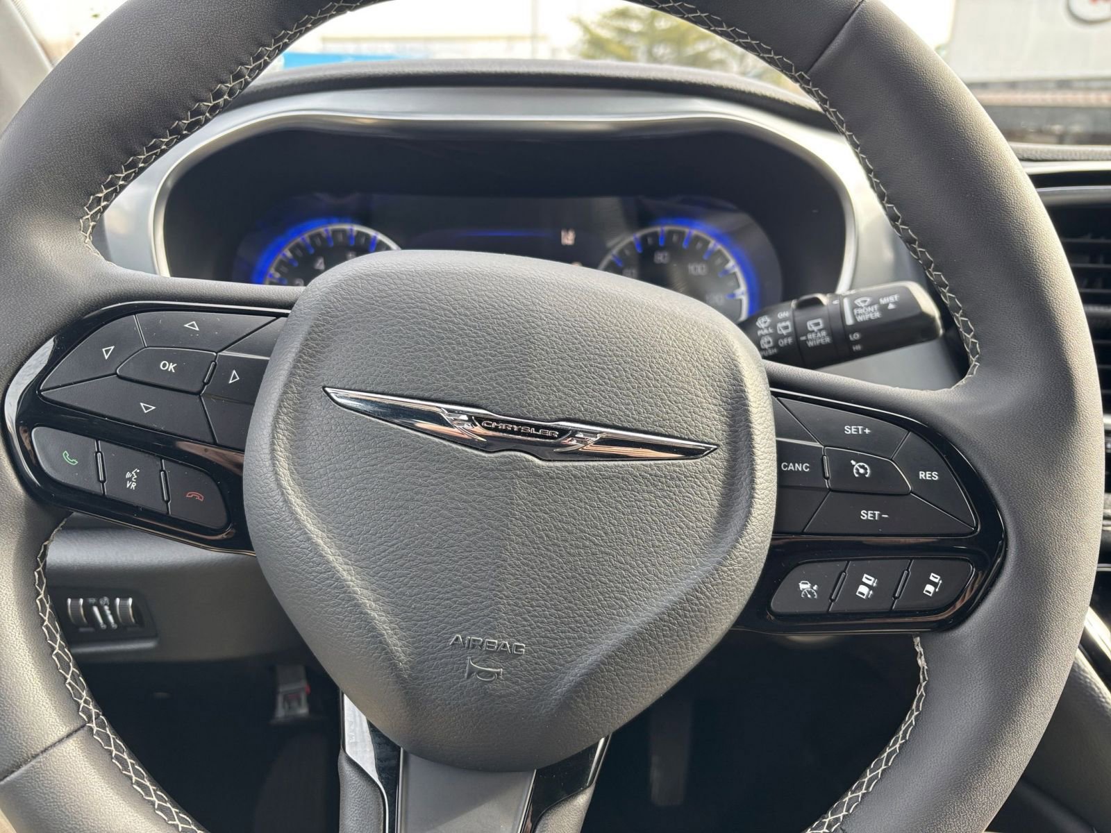 Used 2025 Chrysler Pacifica Limited image 31