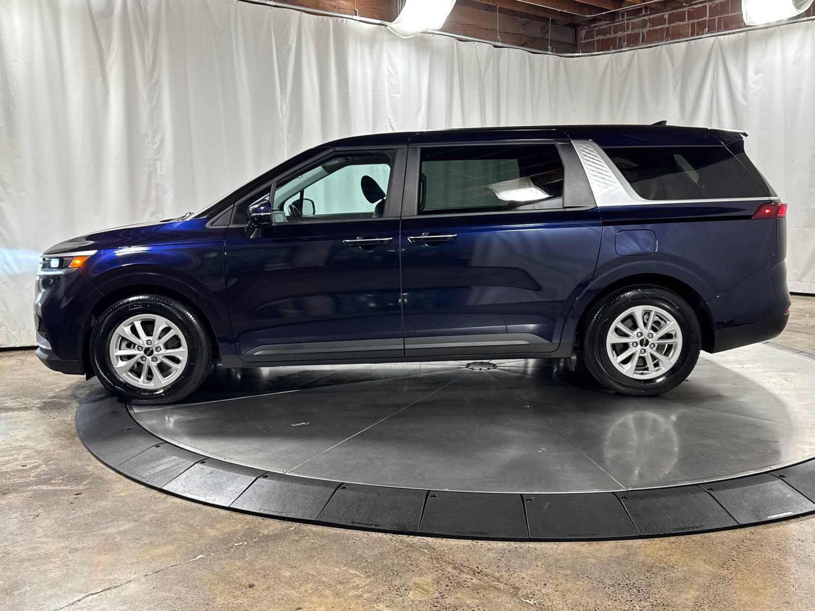 Certified 2022 Kia Carnival LX FWD image 6