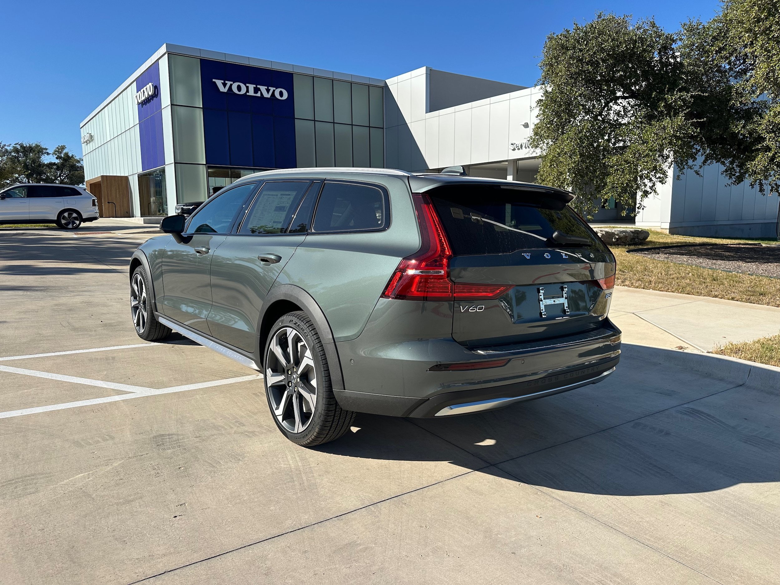 Used 2026 Volvo V60 B5 Cross Country Ultra w/ Protection Package Premier AWD/4WD image 4