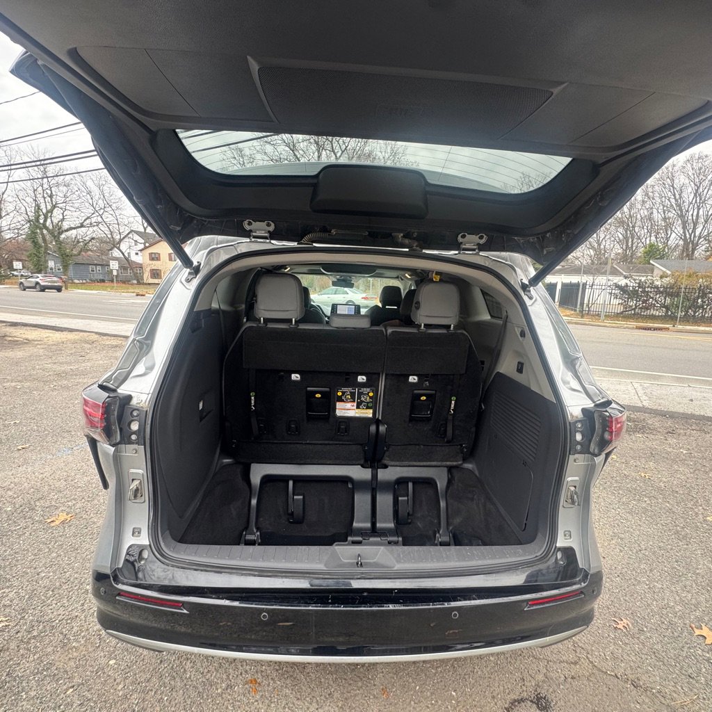 Used 2021 Toyota Sienna Limited image 9