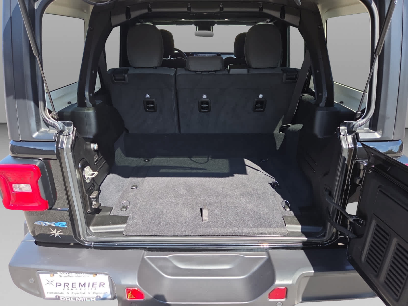 Used 2024 Jeep Wrangler Unlimited w/ Convenience Group AWD/4WD image 21