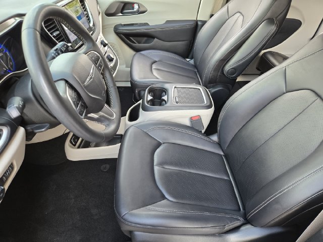 Used 2024 Chrysler Pacifica Touring-L FWD image 13