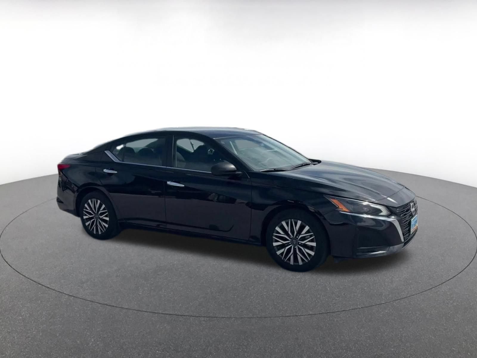 Used 2025 Nissan Altima 2.5 SV FWD image 2