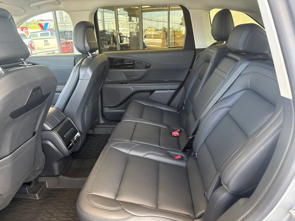 Used 2026 Lincoln Nautilus Premier AWD/4WD image 11