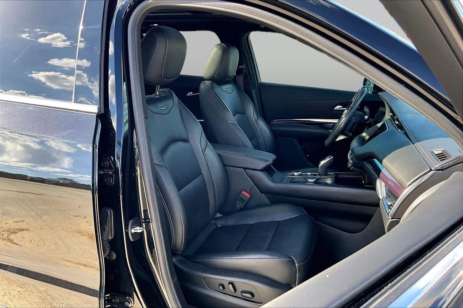 Used 2023 Cadillac XT4 Luxury w/ Cold Weather Package FWD image 17
