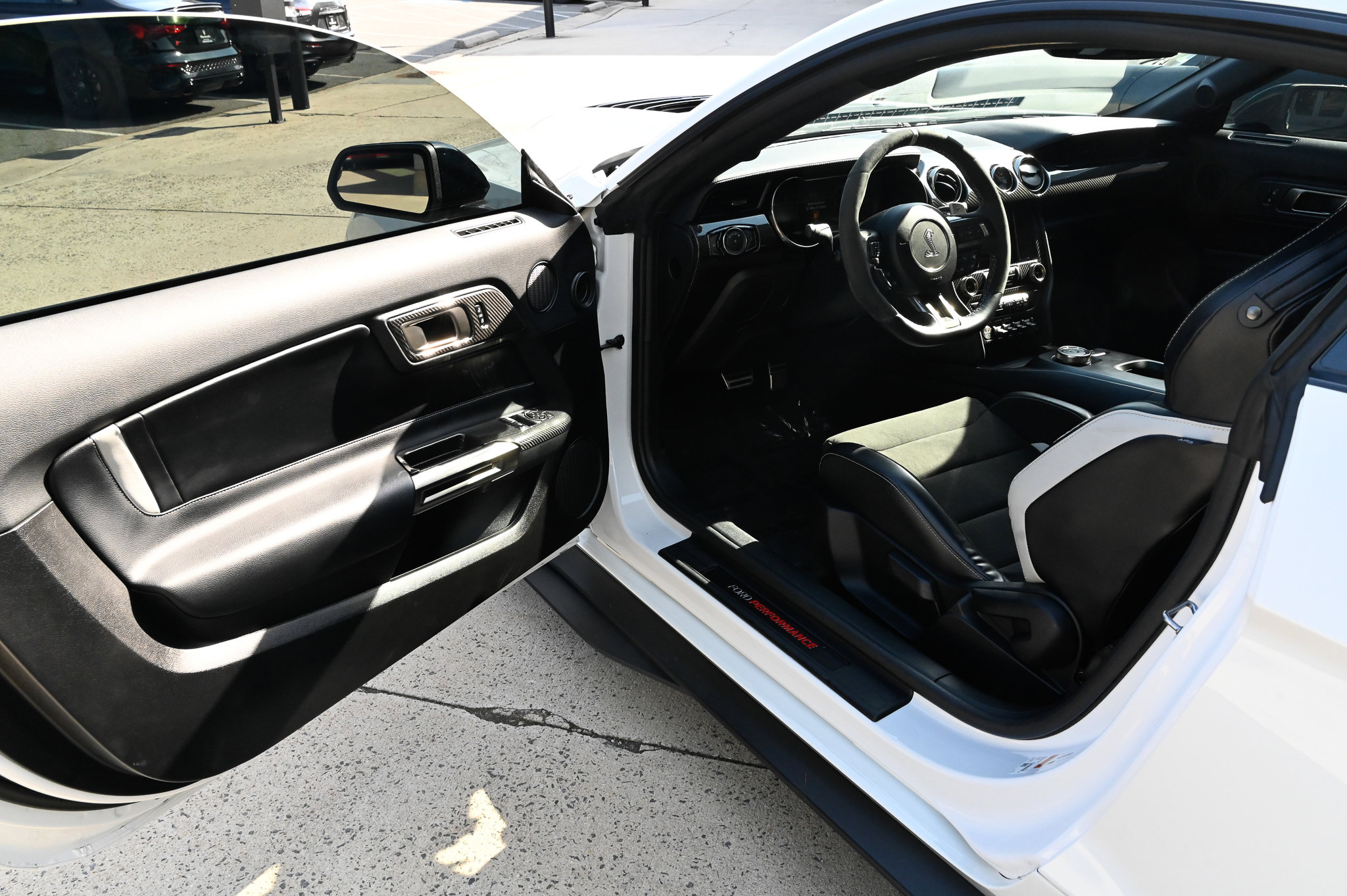 Used 2022 Ford Mustang Shelby GT500 w/ Carbon Fiber Track Pack RWD image 15