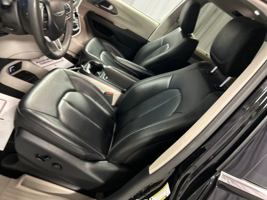 Used 2024 Chrysler Pacifica Touring-L FWD image 12