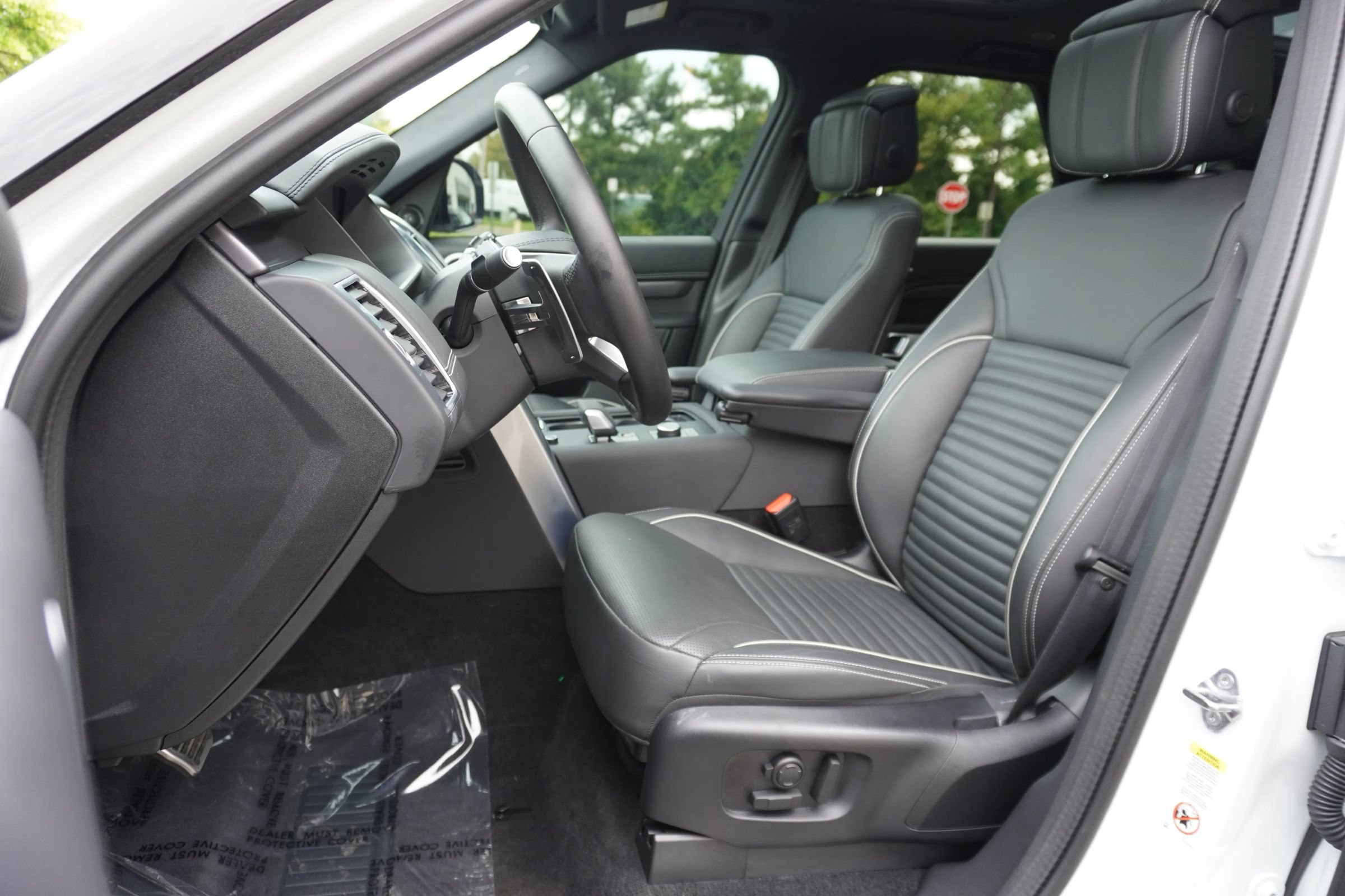 Used 2024 Land Rover Discovery Metropolitan Edition AWD/4WD image 9