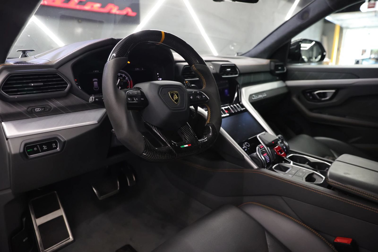 Used 2020 Lamborghini Urus AWD/4WD image 28