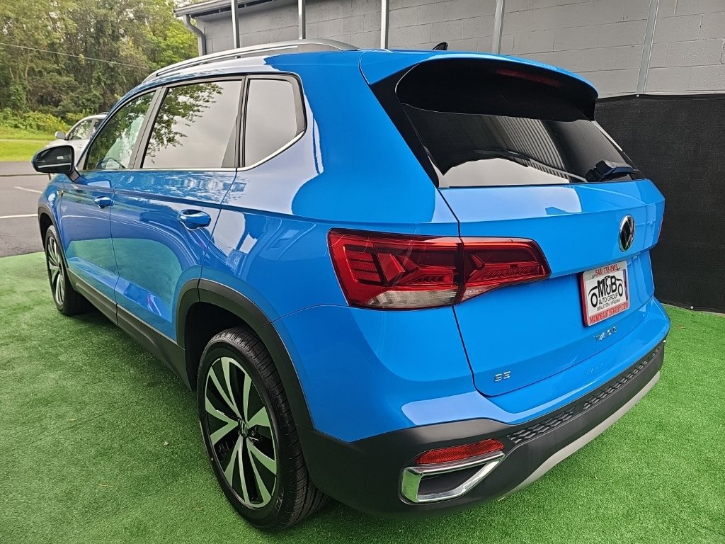 Used 2023 Volkswagen Taos SE w/ Panoramic Sunroof Package FWD image 5