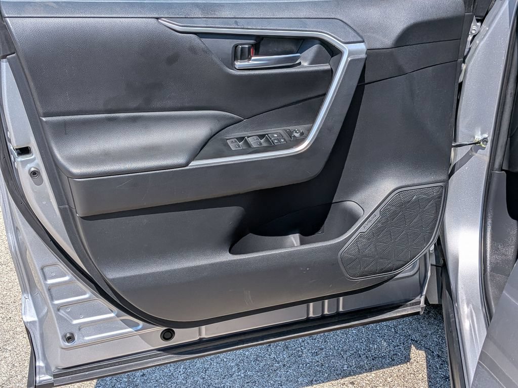 Used 2025 Toyota RAV4 XLE AWD/4WD image 18