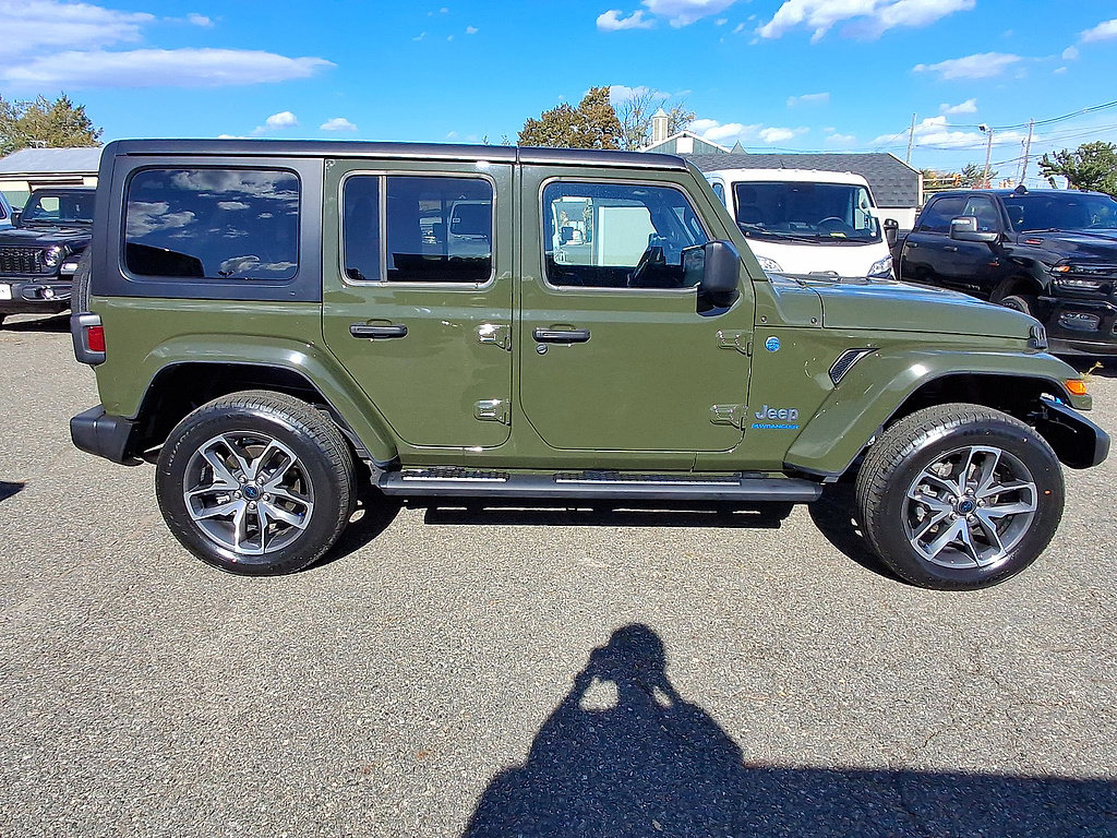 Used 2024 Jeep Wrangler Unlimited w/ Convenience Group AWD/4WD image 32