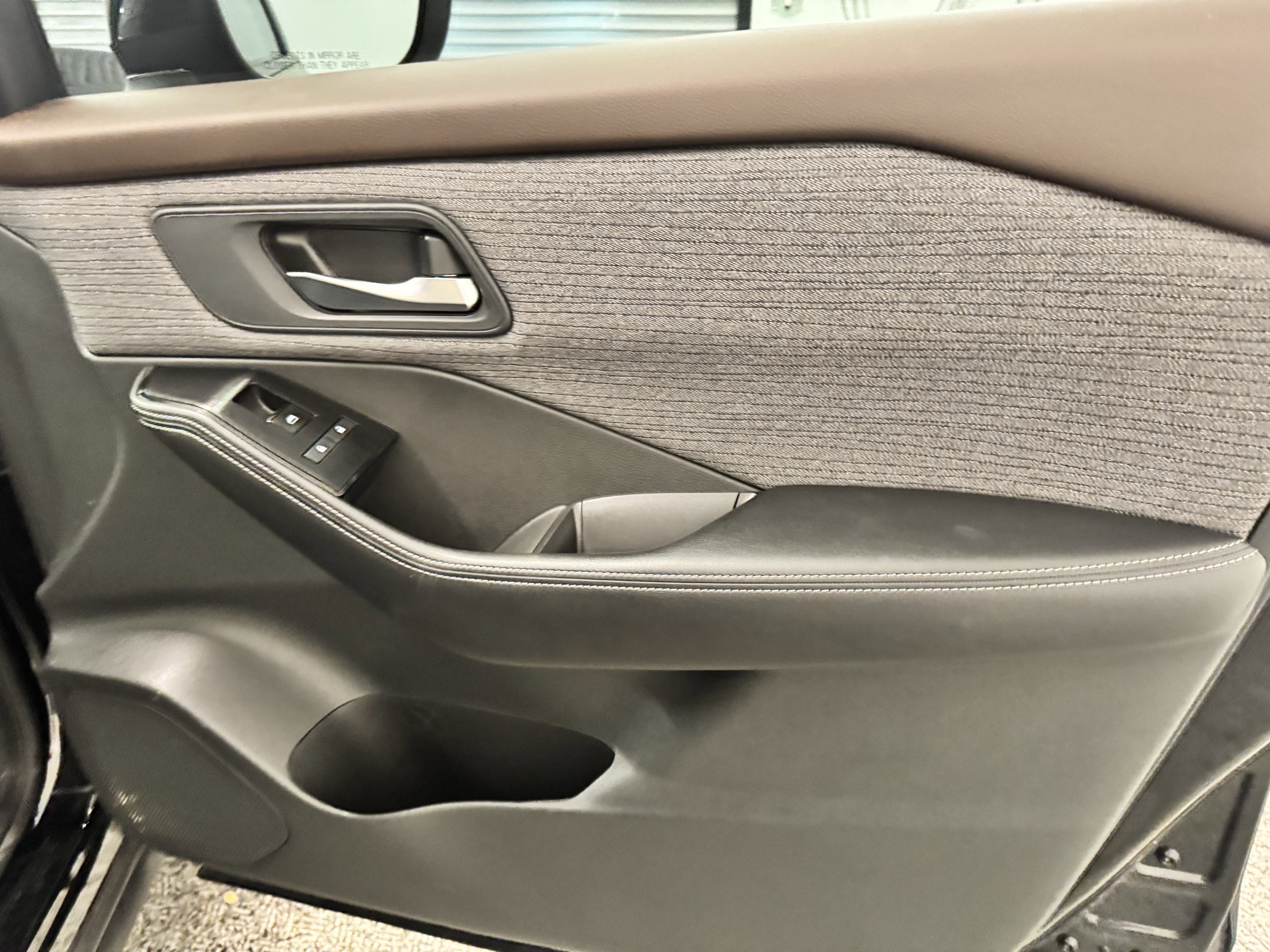 Used 2022 Nissan Rogue SV image 25