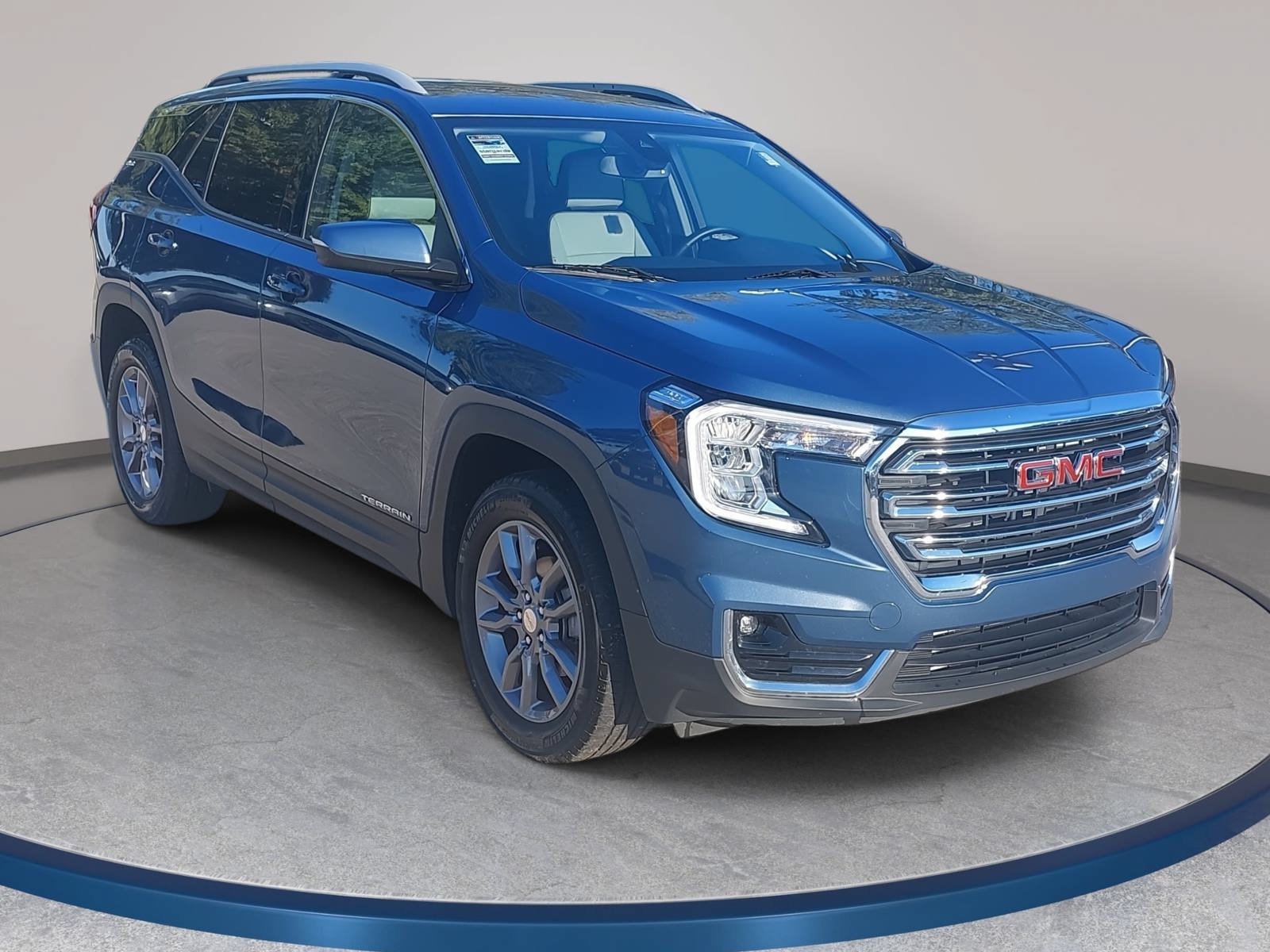 Used 2024 GMC Terrain SLT AWD/4WD image 3