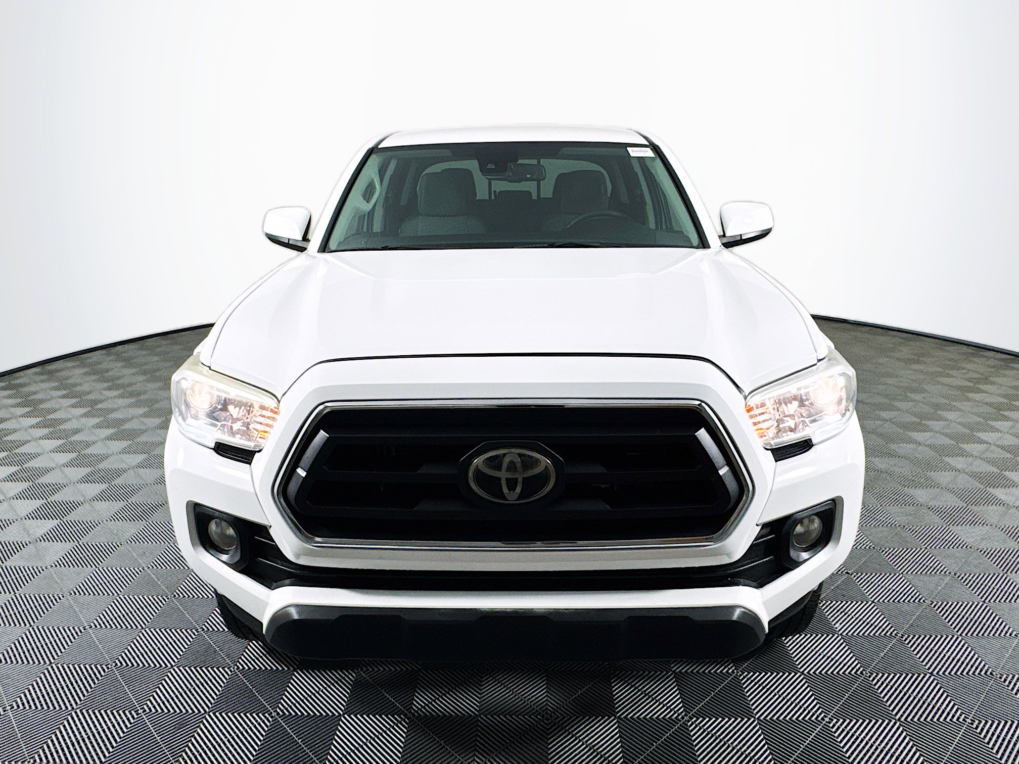 Used 2020 Toyota Tacoma SR5 image 2