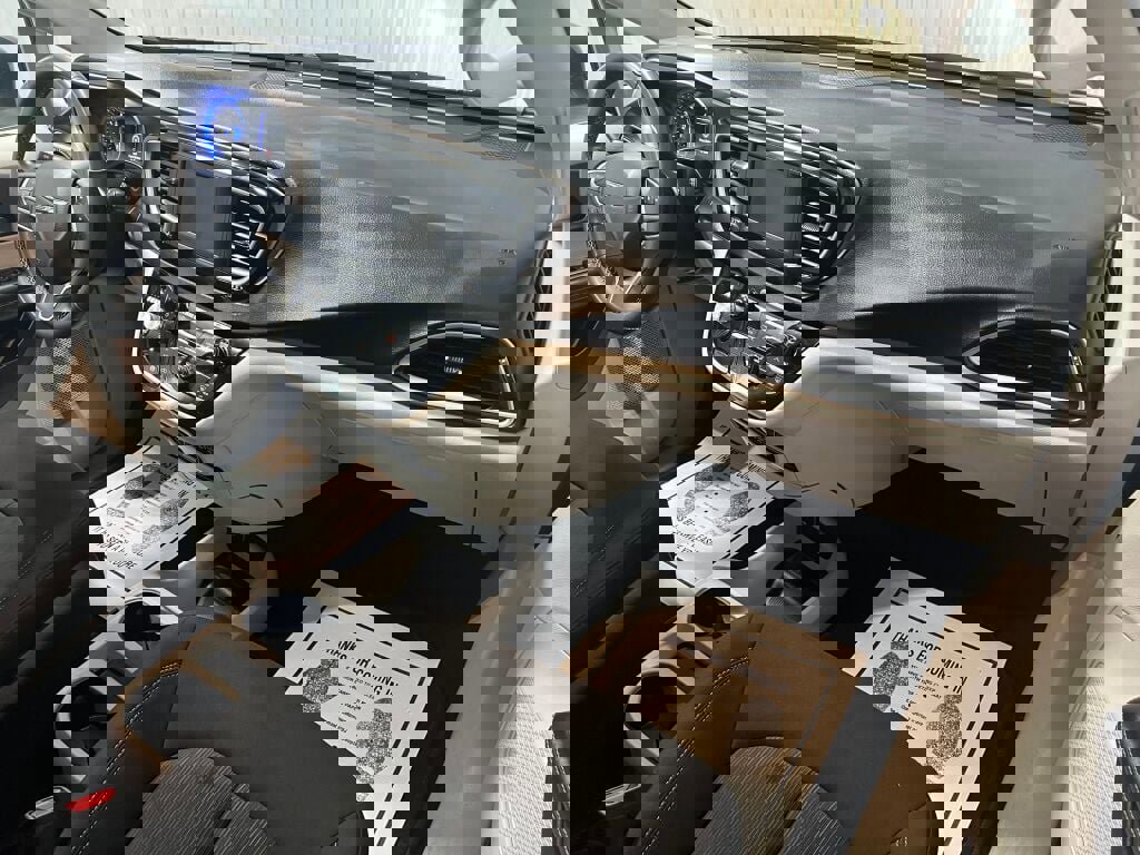 Used 2022 Chrysler Voyager LX image 3