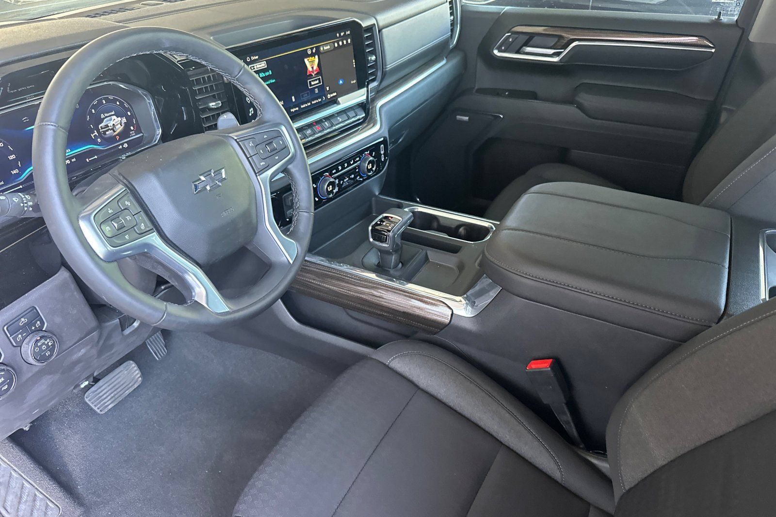 Used 2025 Chevrolet Silverado 1500 LT Trail Boss w/ Convenience Package II AWD/4WD image 10
