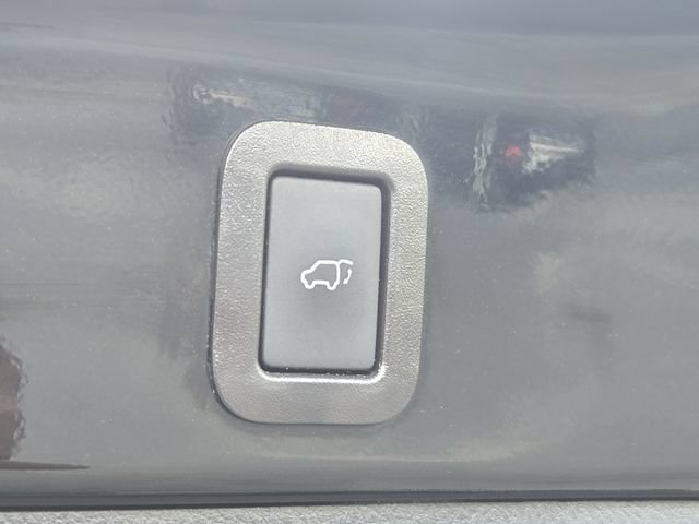 Certified 2019 Toyota Highlander SE w/ Nightshade Edition AWD/4WD image 12