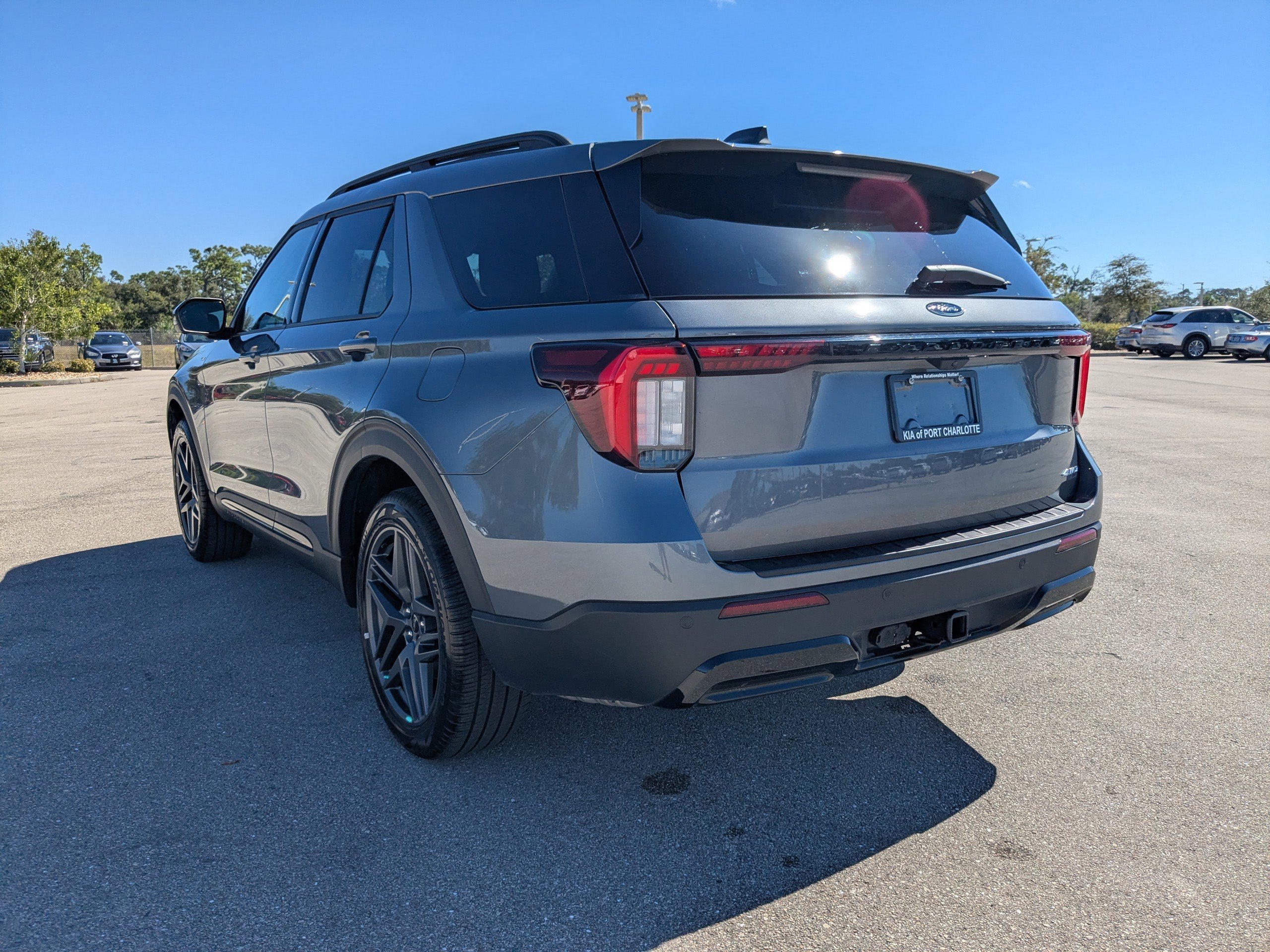 Used 2025 Ford Explorer ST-Line w/ ST-Line Street Pack image 7