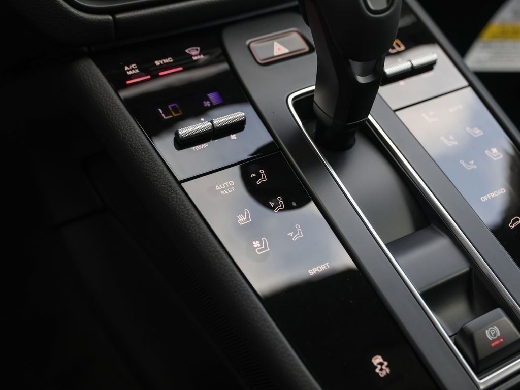 Certified 2025 Porsche Macan image 21