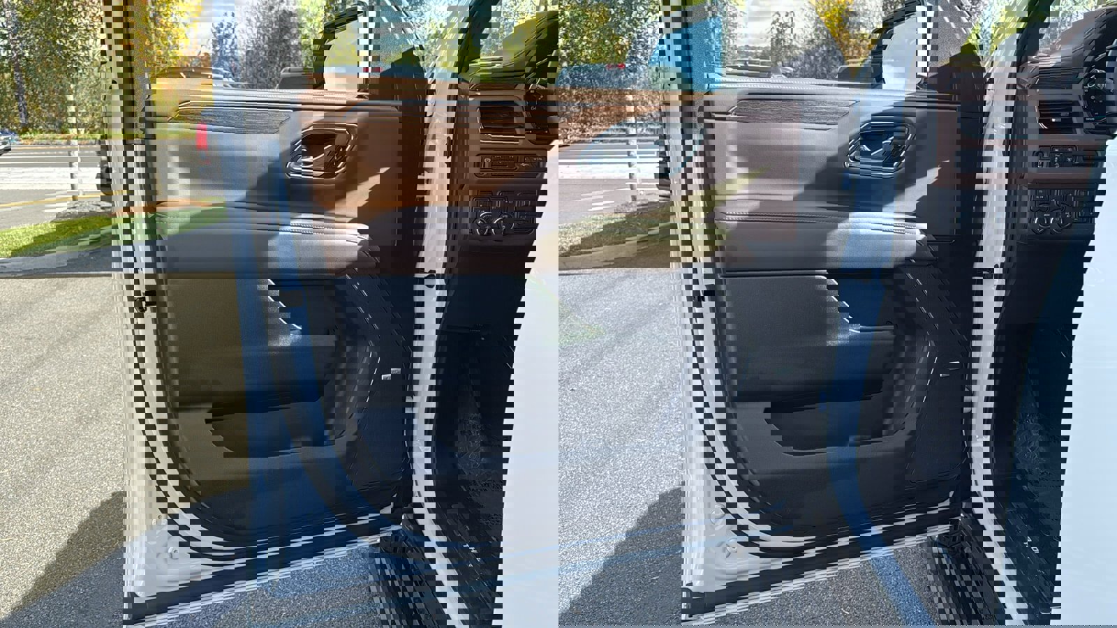 Used 2023 Chevrolet Tahoe High Country w/ LPO, Illumination Package image 11