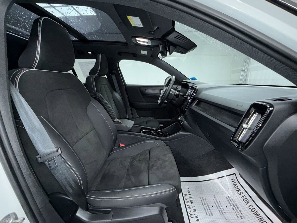 Used 2023 Volvo XC40 Recharge Ultimate image 11