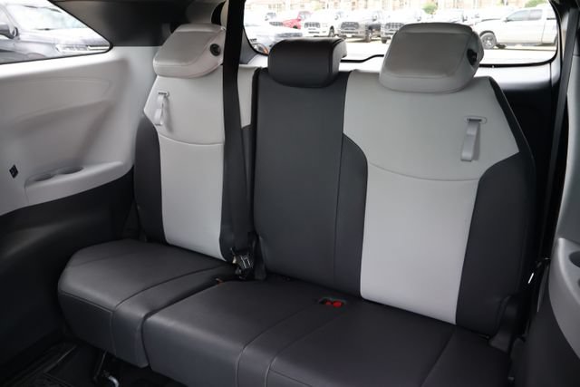 Used 2024 Toyota Sienna XSE FWD image 9