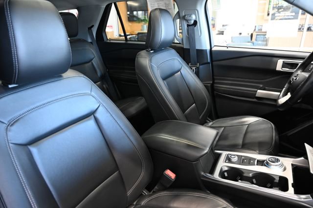 Used 2022 Ford Explorer XLT w/ Equipment Group 202A image 8