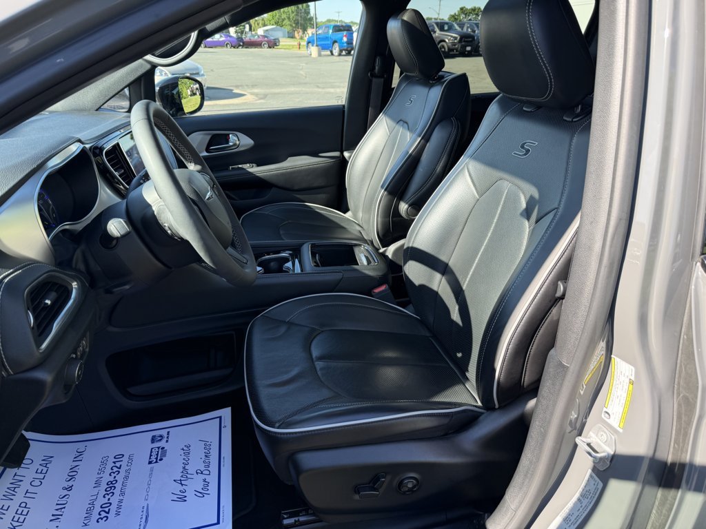 Used 2025 Chrysler Pacifica Limited FWD image 11