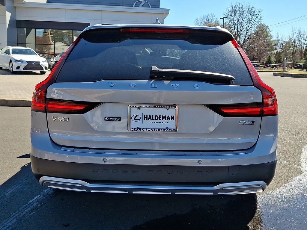 Used 2025 Volvo V90 B6 Cross Country Plus w/ Protection Package Premier image 5