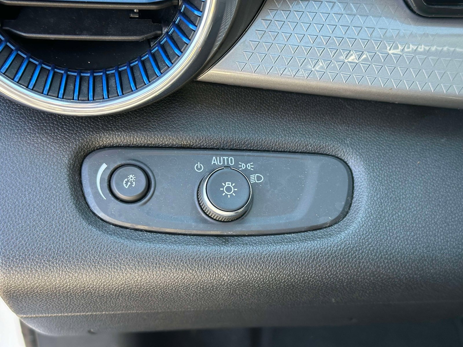 Used 2024 Chevrolet Trax LT w/ Driver Confidence Package FWD image 17