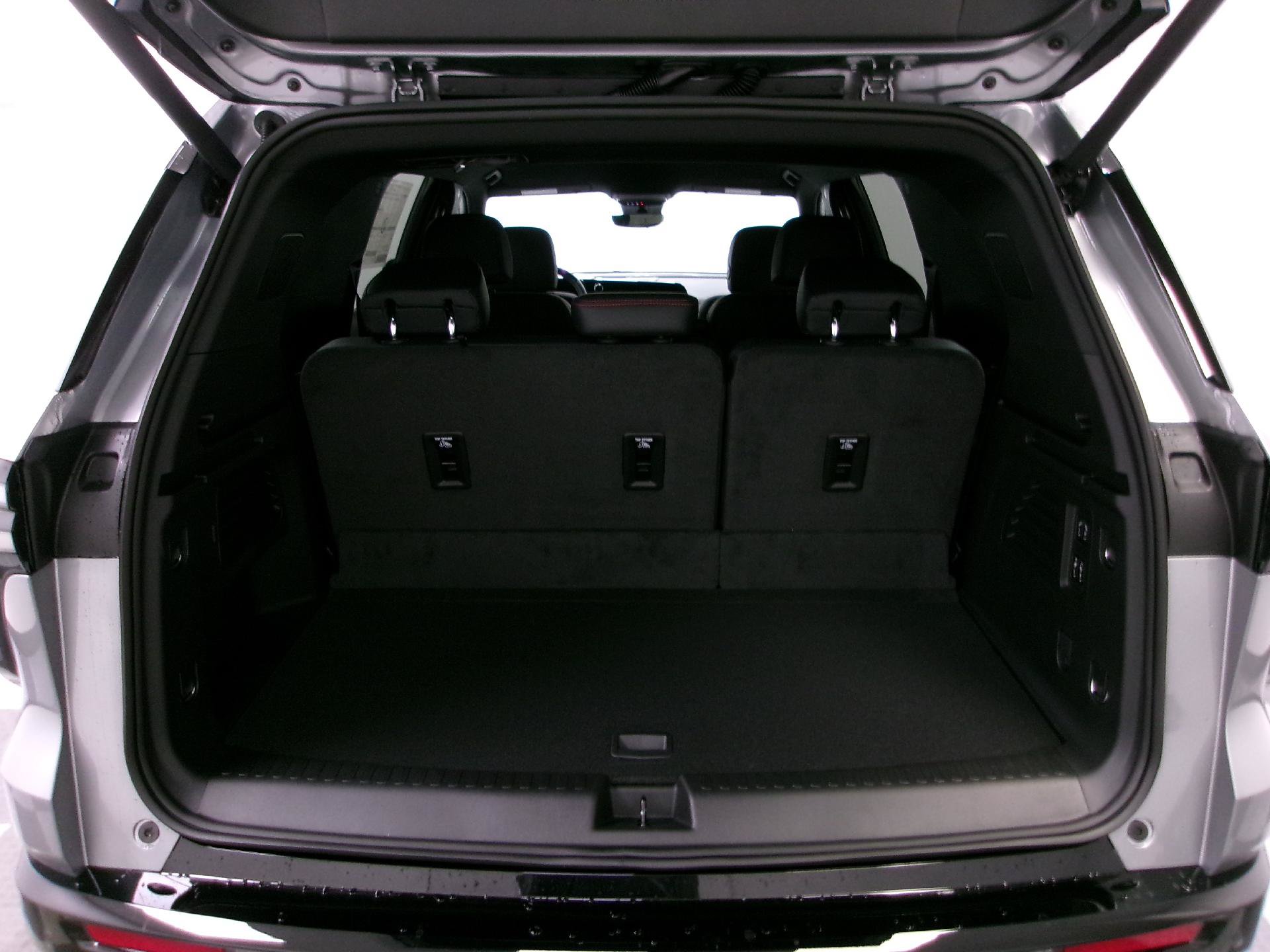 New 2026 Chevrolet Traverse RS w/ LPO, Floor Liner Package FWD image 11