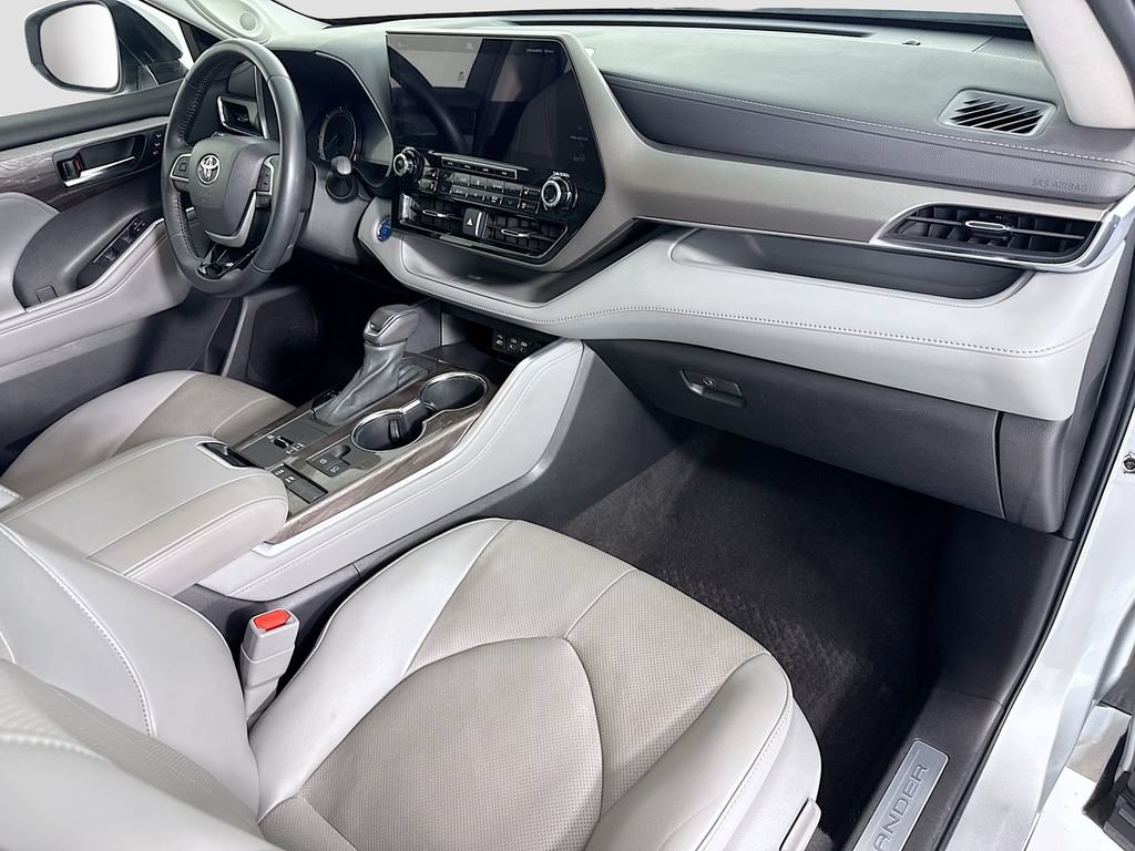 Used 2022 Toyota Highlander Limited FWD image 17