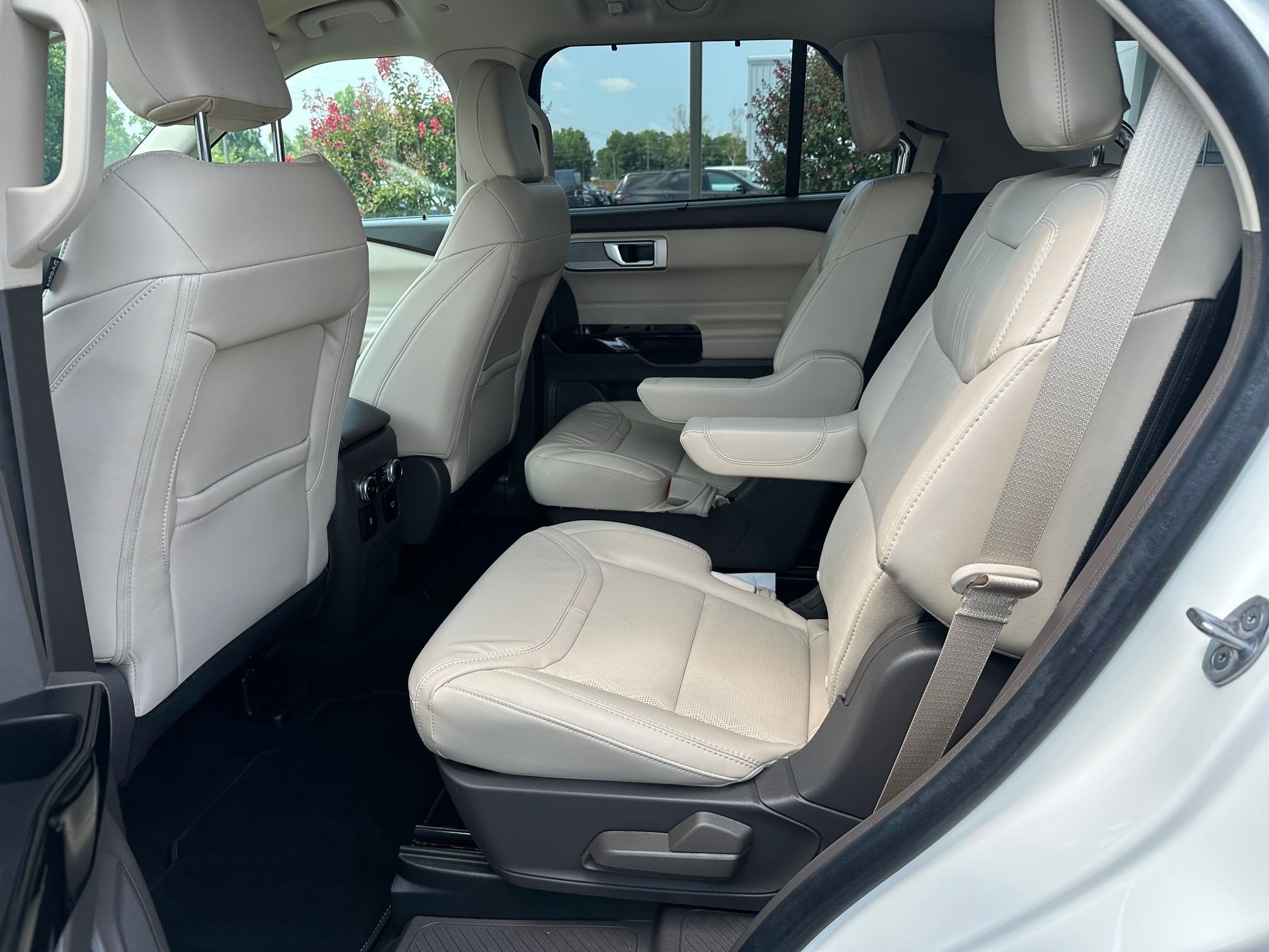 Used 2023 Ford Explorer Platinum AWD/4WD image 17