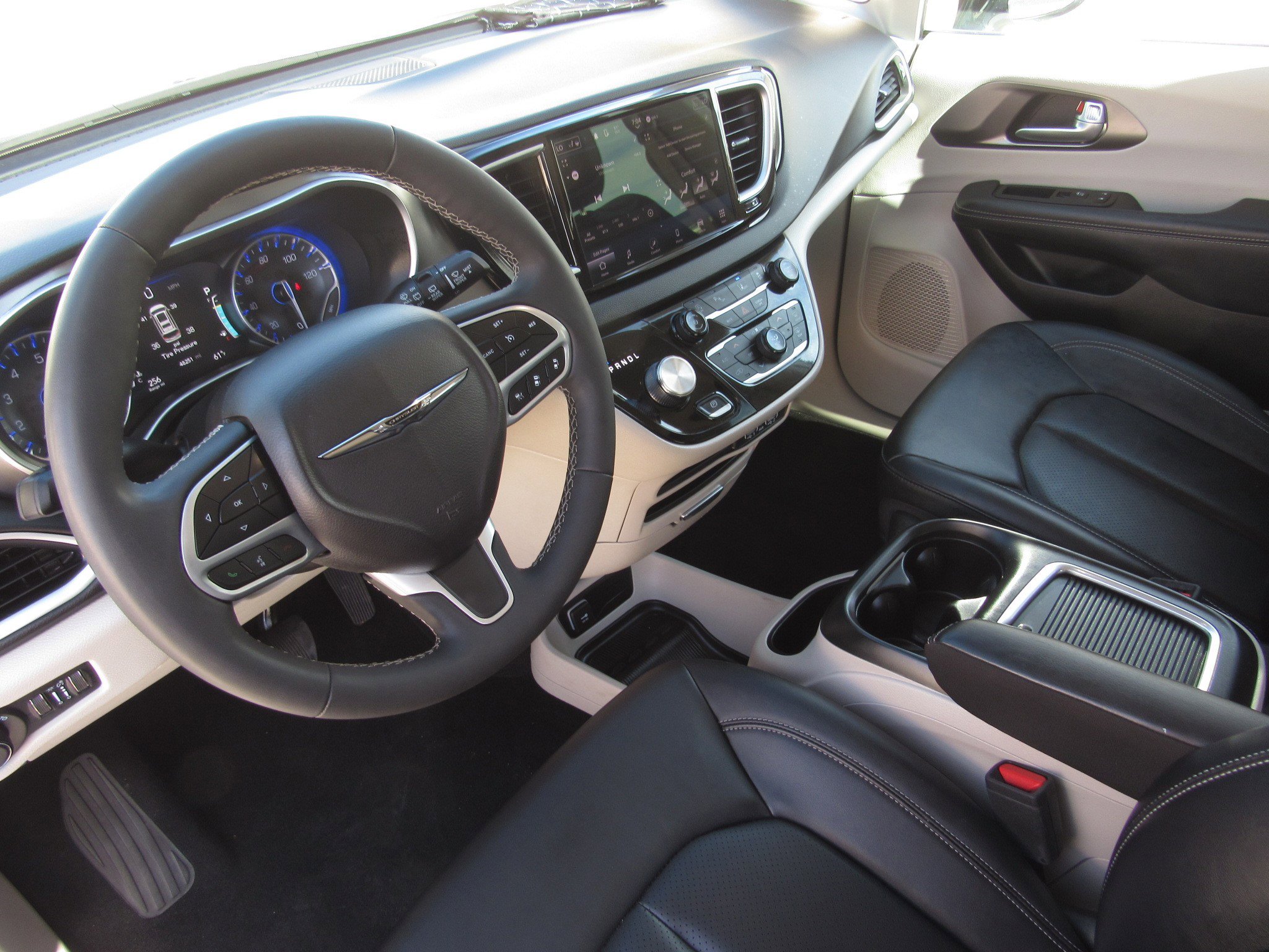 Used 2024 Chrysler Pacifica Touring-L image 17