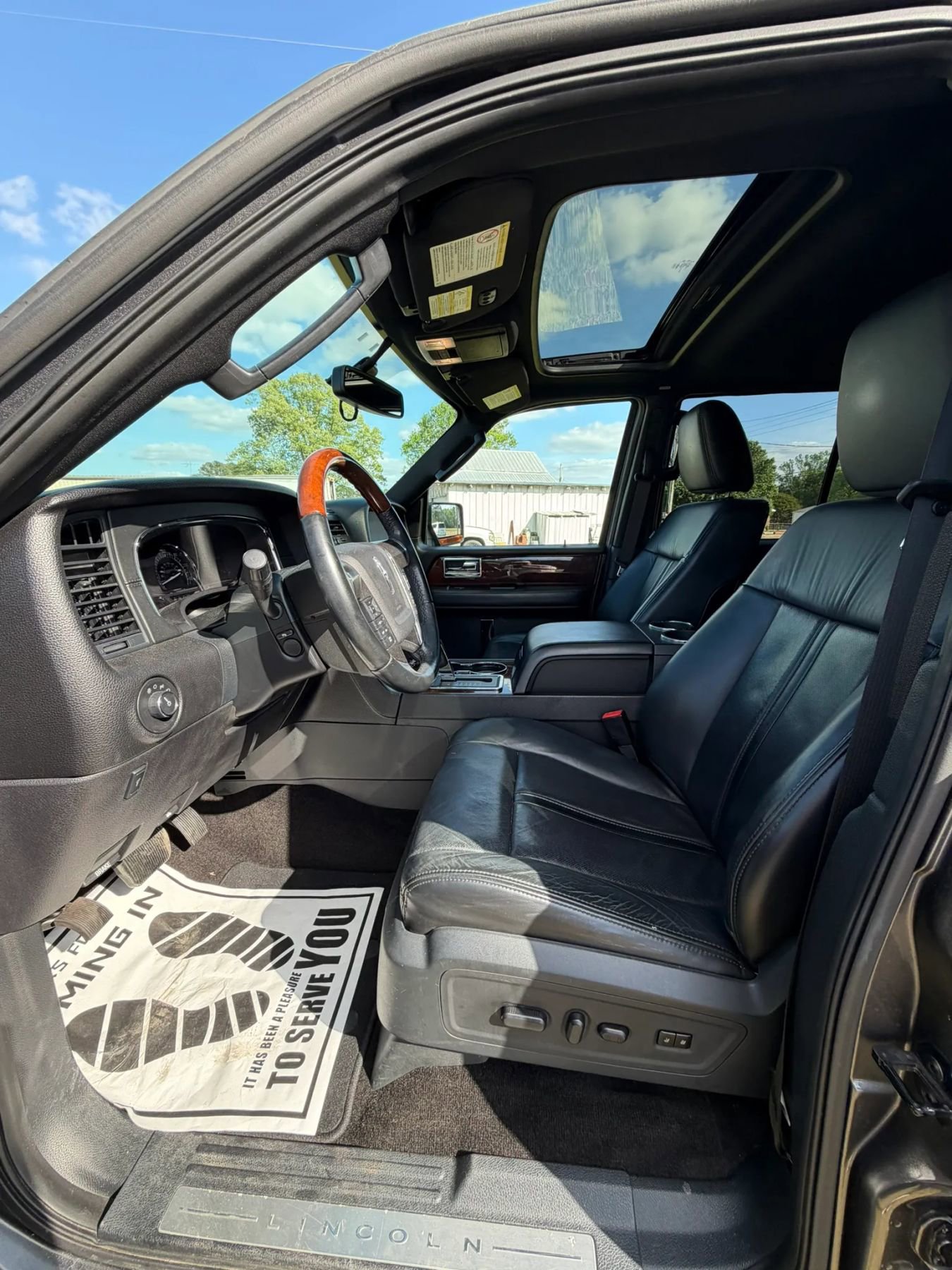 Used 2015 Lincoln Navigator L 4WD image 9