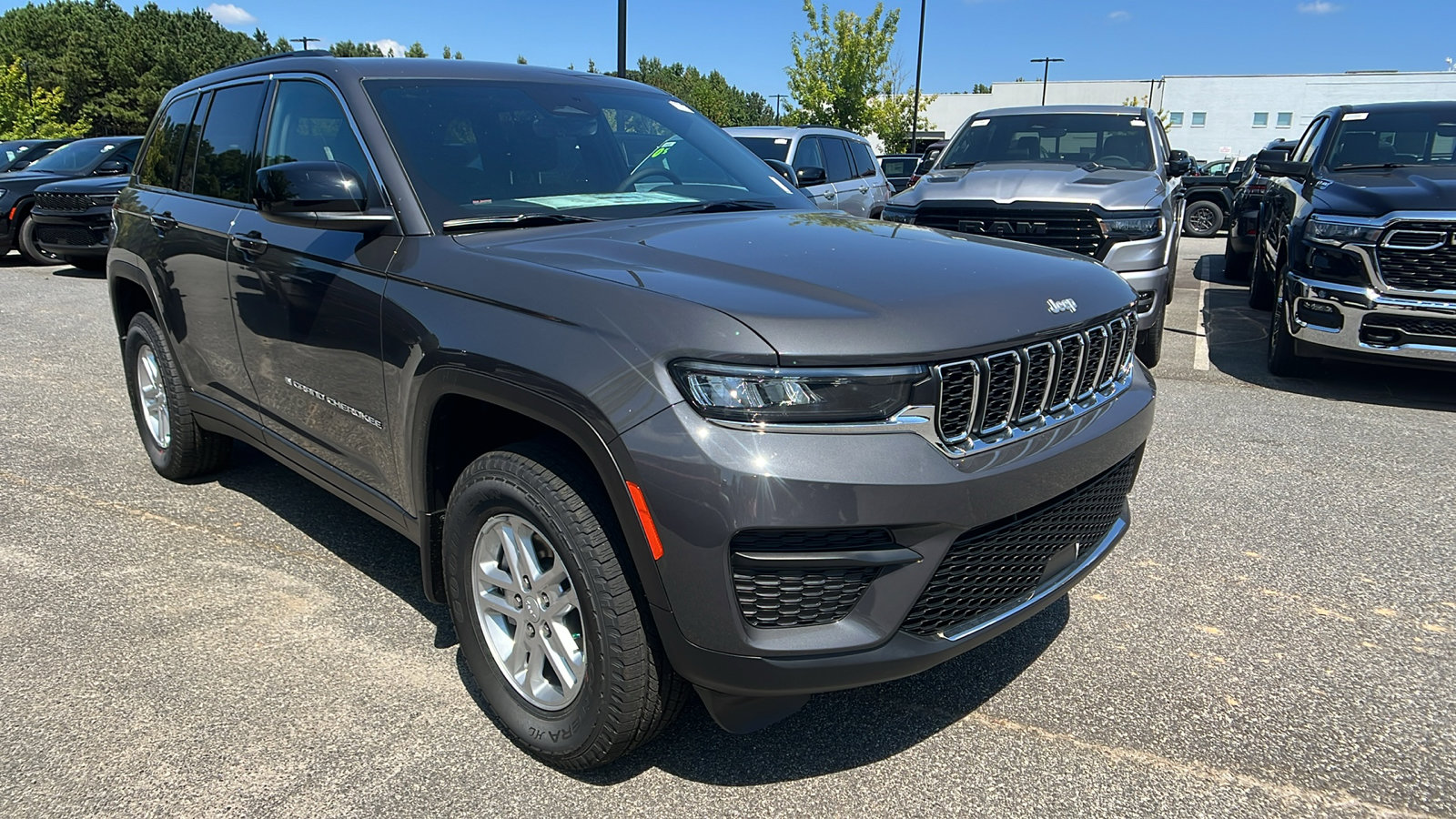 New 2025 Jeep Grand Cherokee Laredo w/ MOPAR Finishing Package image 5